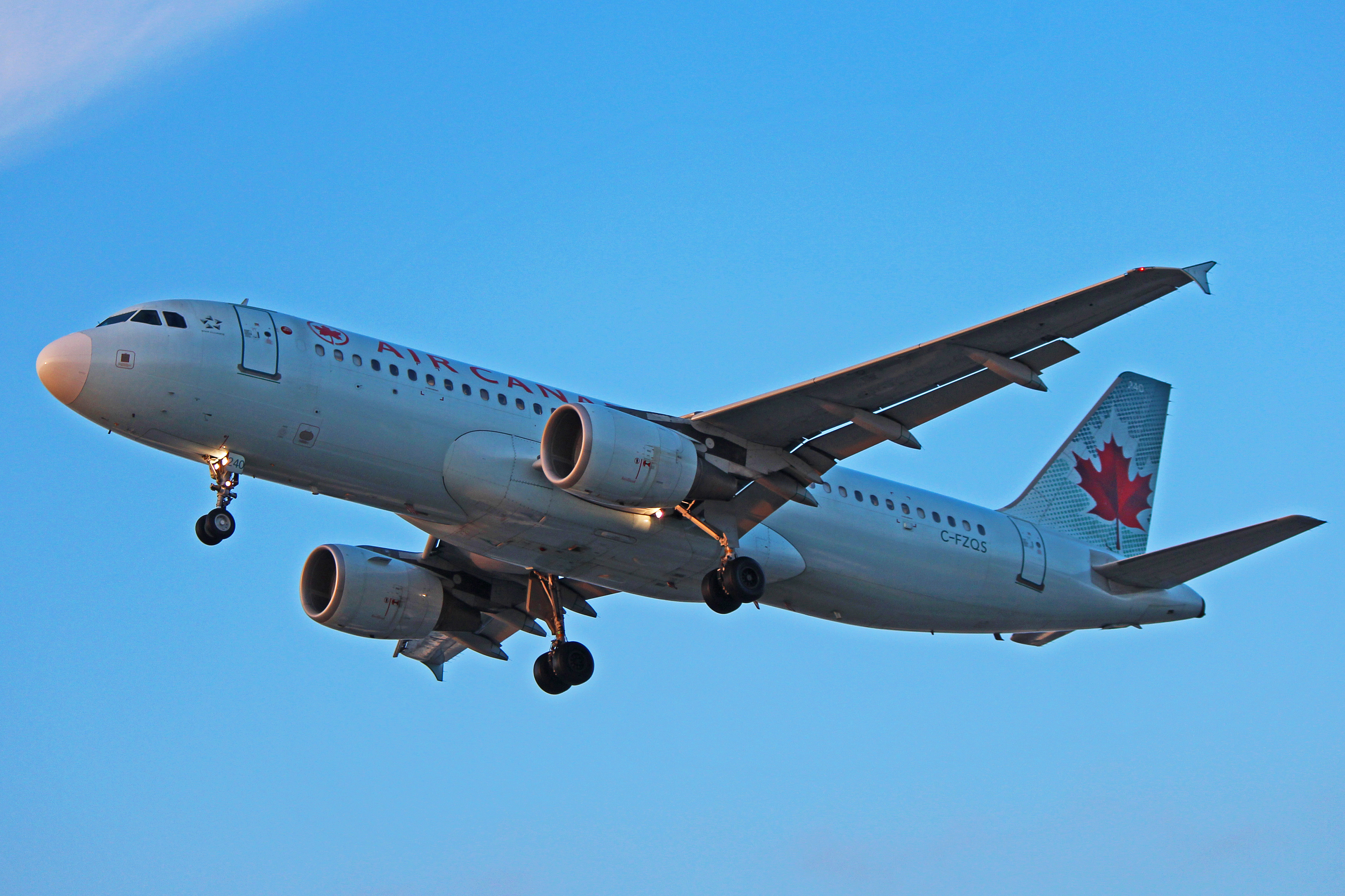 C Fzqs Air Canada Airbus A320 200 Near Landing Collision In 2016