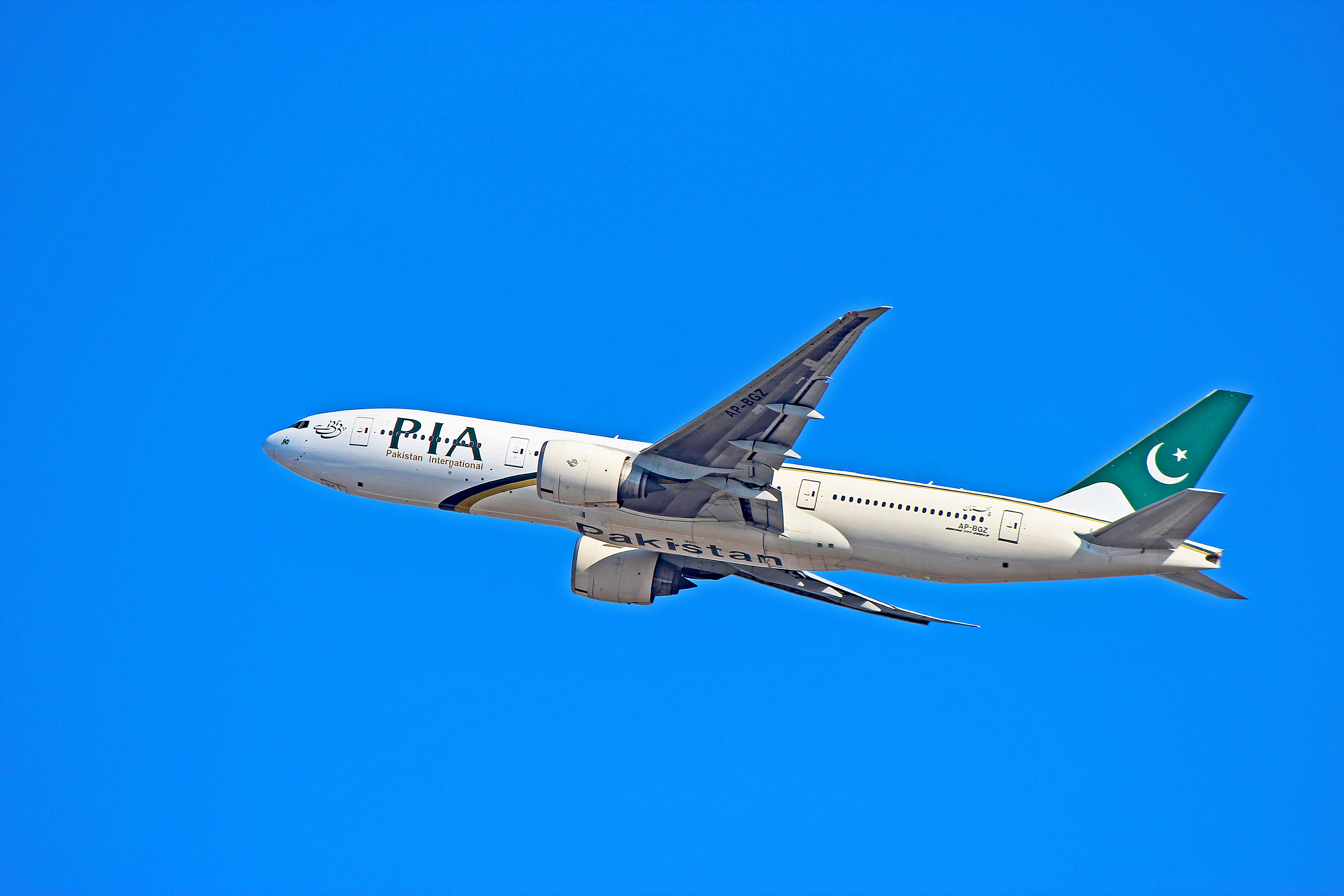 pakistan international airlines boeing 777-200lr