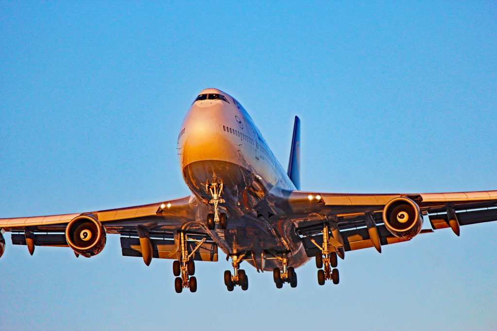 D-ABVP: Lufthansa Boeing 747-400 Landing at Sunset