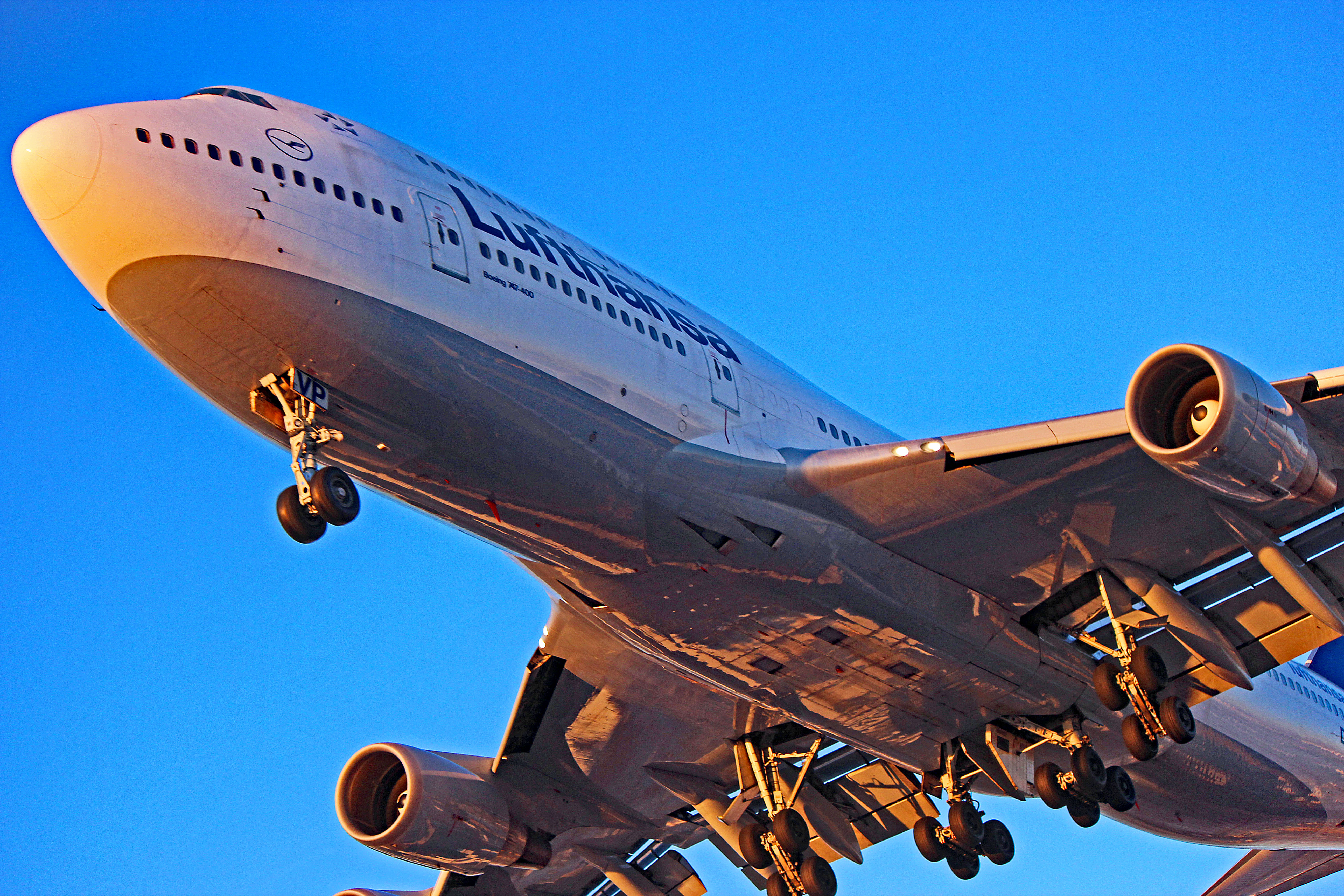 D-ABVP: Lufthansa Boeing 747-400 Landing at Sunset