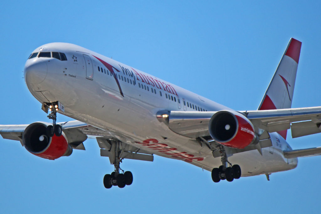 oe-lat austrian airlines boeing 767-300er toronto pearson yyz