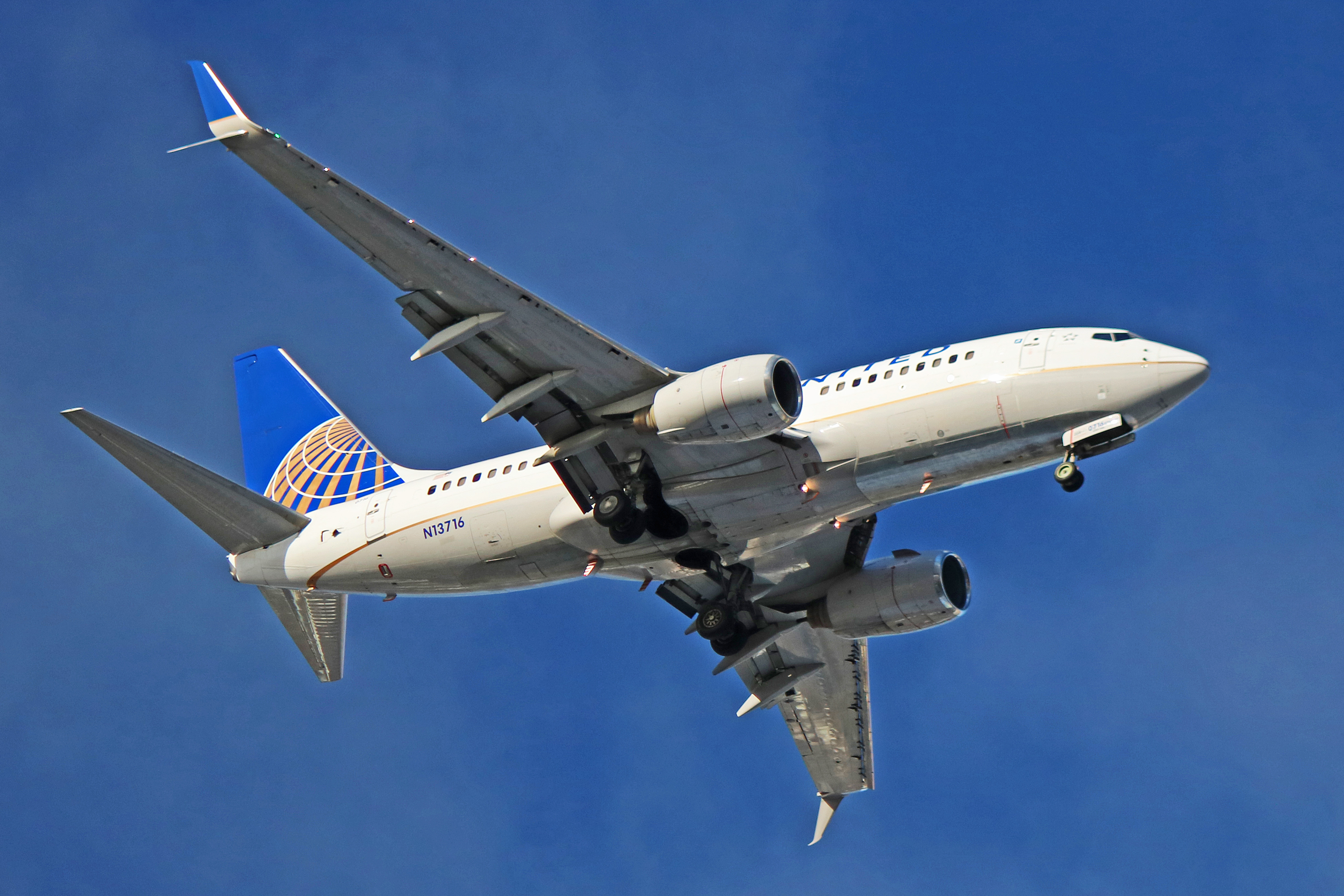 n13716 united airlines boeing 737-700 toronto pearson yyz