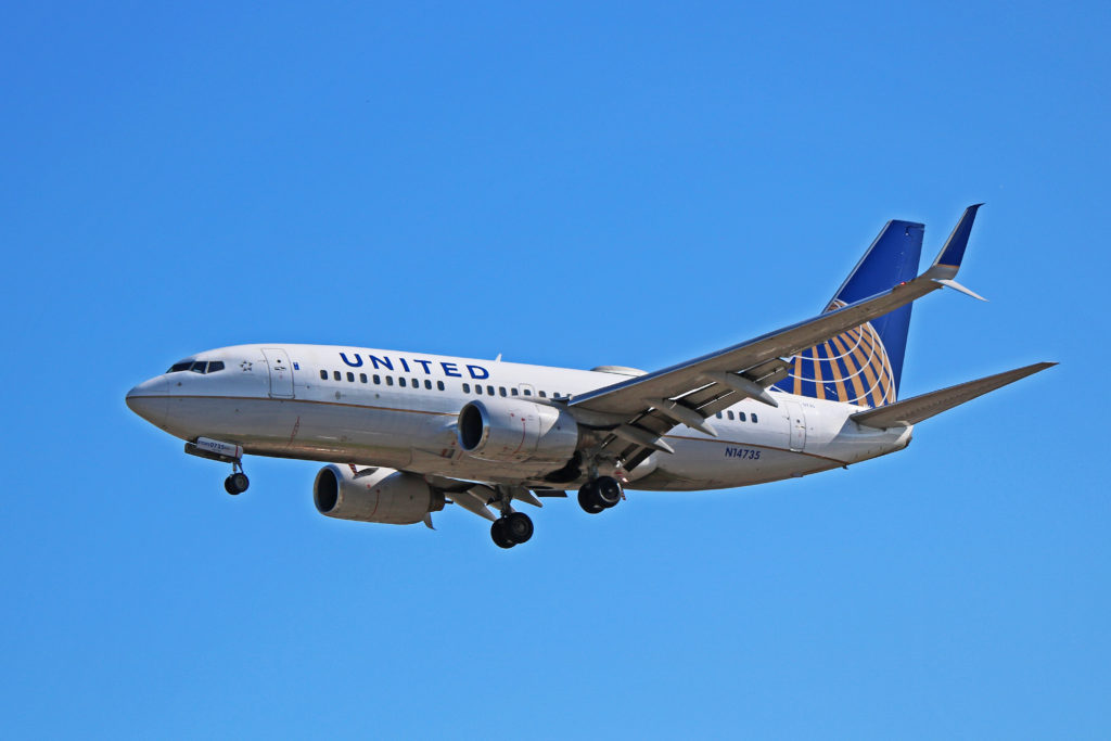 n14735 united airlines boeing 737-700