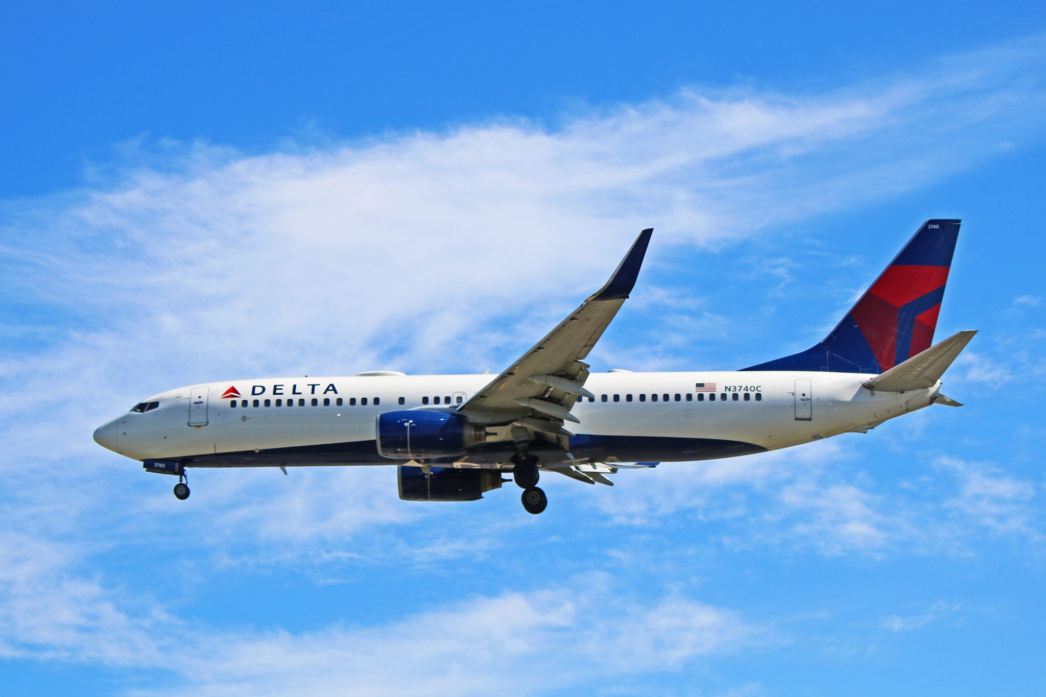 N3740C: Delta Air Lines Boeing 737-800 (New In 2000)