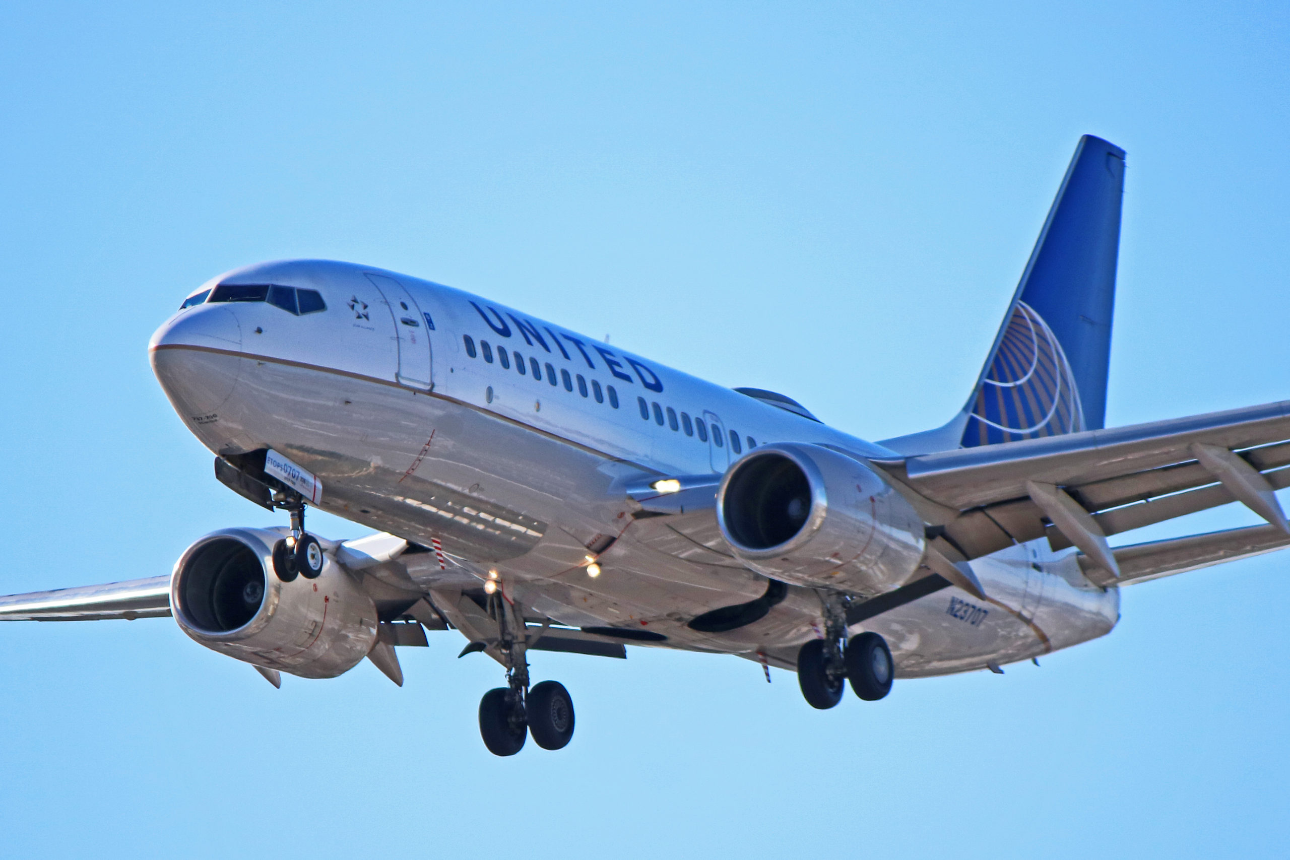 n23707 united airlines boeing 737-700