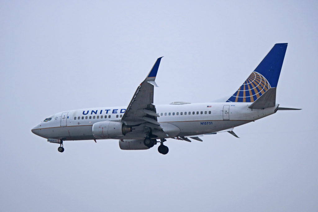 n15751 united airlines boeing 737-700